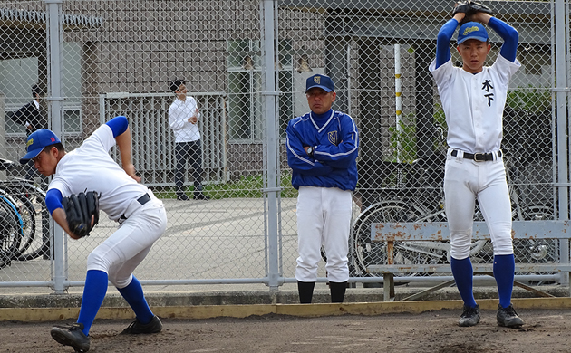 ピッチング練習を見守る奈良大付属野球部の田中一訓監督