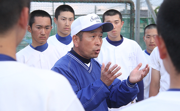 仙台高校野球部を率いる石垣光朗監督