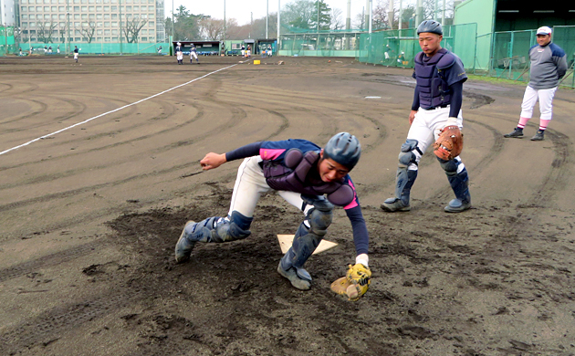 送球捕球の練習に取り組む日大藤沢野球部のキャッチャー陣