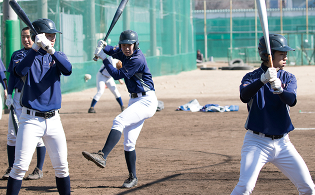 バッティング練習に励む西武台千葉高校野球部の選手たち