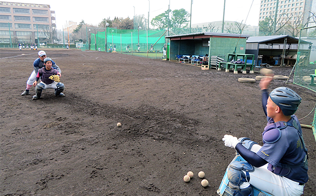 捕球の練習を行う日大藤沢高校野球部のキャッチャー陣