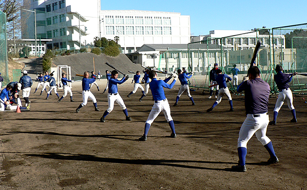 バッティング練習に取り組む中央学院野球部の選手たち