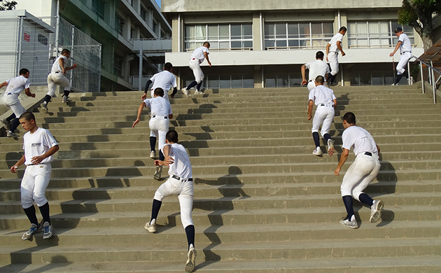 階段の駆け上がりを行う選手たち