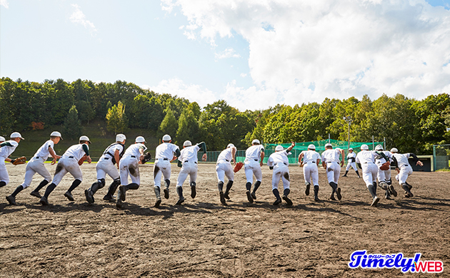 北海学園大学のグラウンドを借りて練習を行った武修館高校（北海道）野球部の部員たち