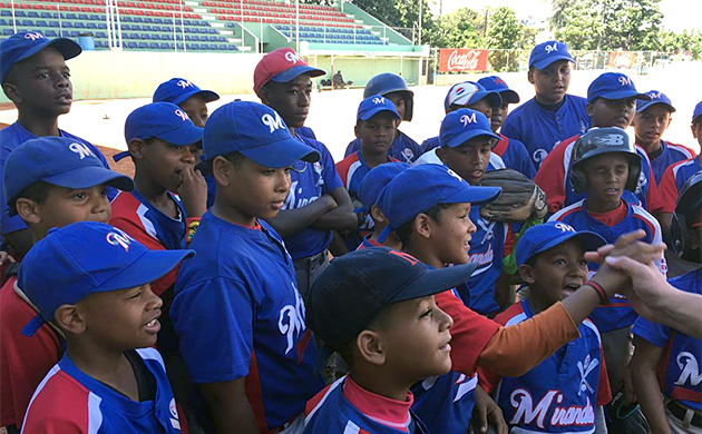 レベルは低いが楽しそうに野球をするドミニカの子どもたち