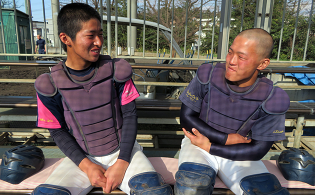 インタビュー中に笑顔を見せる堀口遼馬選手と蔵並秀人選手