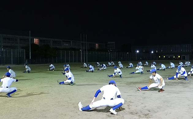 バッティング練習に取り組む奈良大付属野球部の選手たち