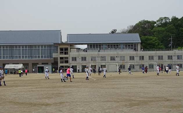 他の部活とグラウンドを併用して練習を行う奈良大付属野球部の選手たち