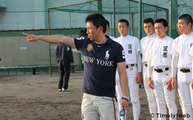 選手達にトレーニングをの指示を行う大分商業野球部・渡邊正雄監督