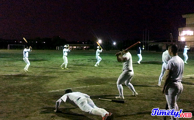 暗くなってもバットを振り続ける大冠高校野球部の部員たち