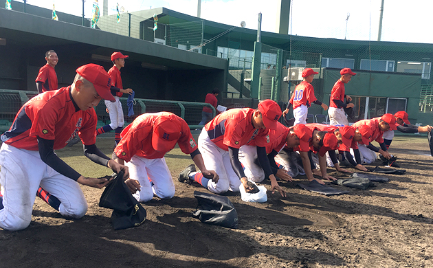 石垣市中央運動公園野球場の砂を持ち帰った屋久島選抜の選手たち