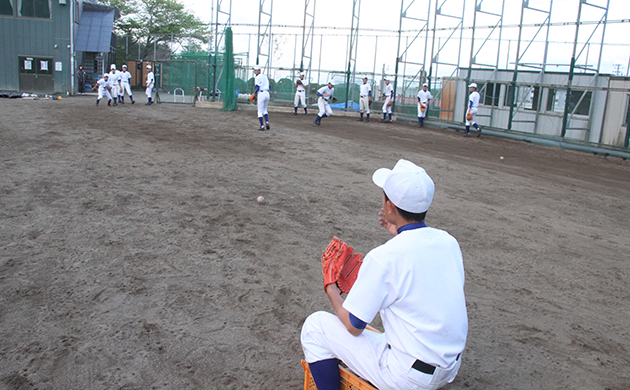 練習で何度もゴロ捕球を行う仙台高校野球部の選手たち