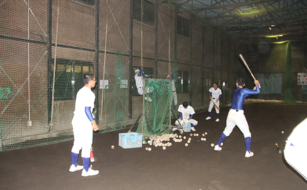 20時以降も自主練習に取り組む仙台高校野球部の選手たち