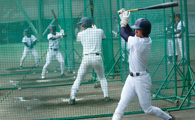 4つのゲージで実践を想定した打撃練習を行う静岡高校野球部の選手たち