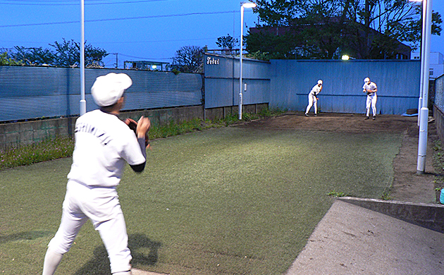 投球練習場でピッチングを行うプロ注目の宮路悠良投手と増子航海投手