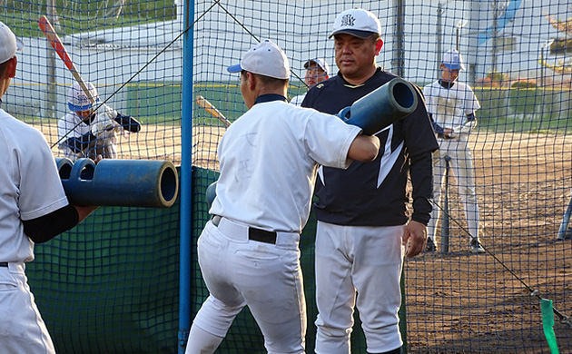 選手たちにトレーニング指導を行う上宮太子高校野球部日野利久監督