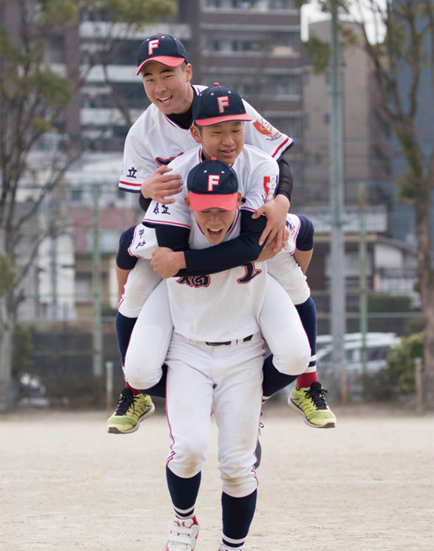 「おんぶ抱っこ」と呼ばれるトレーニングを行う福岡工業野球部の選手達