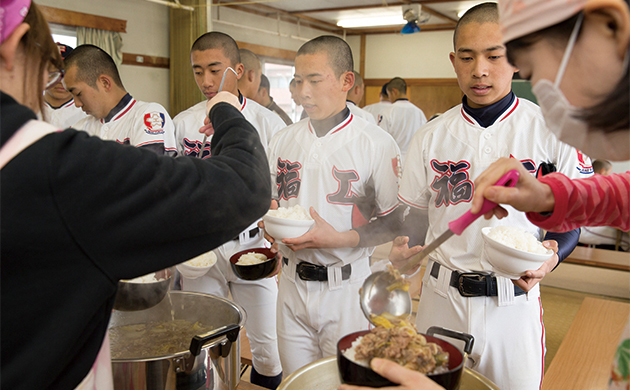 昼食を食べる福岡工業野球部の選手達